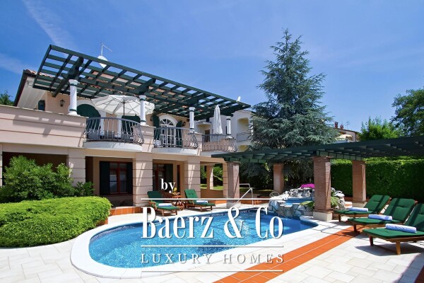 photo 1 Poreč, exclusive villa with 430 m2, attractive location