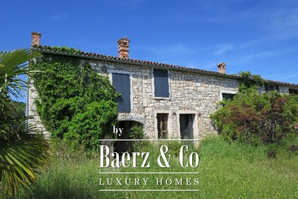 photo 1 Rovinj, impressive stone house