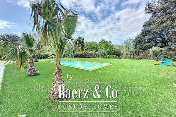 photo 2 Contemporary house with a swimming pool on a large, enclosed