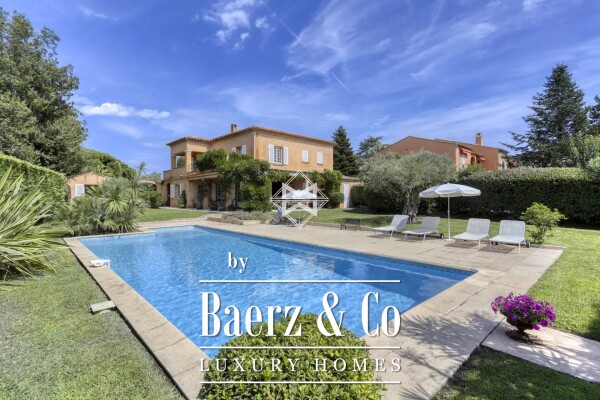 photo 3 Close to the center