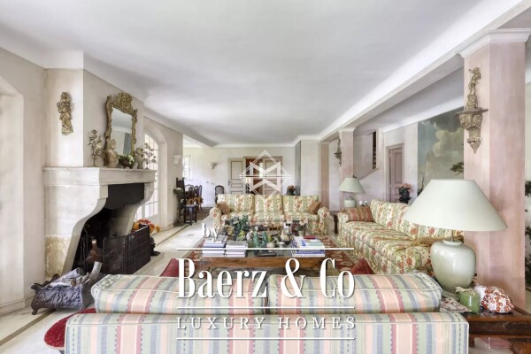 photo 6 Close to the center