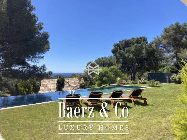 photo 1 New luxury villa - beach on foot - Private domain