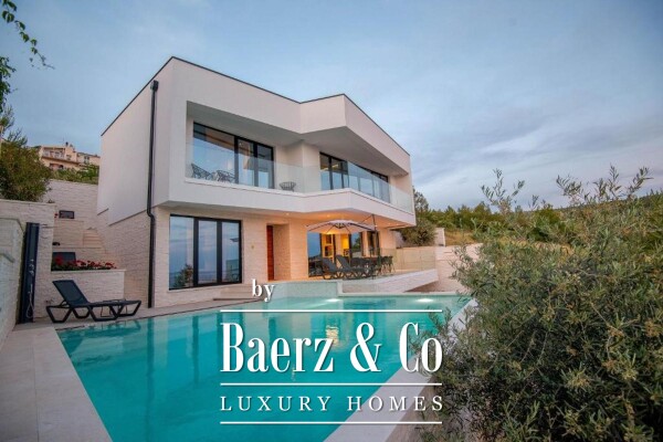 photo 1 Primošten, Bilo, beautiful villa with a swimming pool and sea view, tennis court