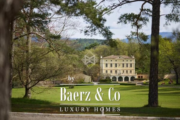 photo 4 Elegant private mansion in the heart of a vast estate