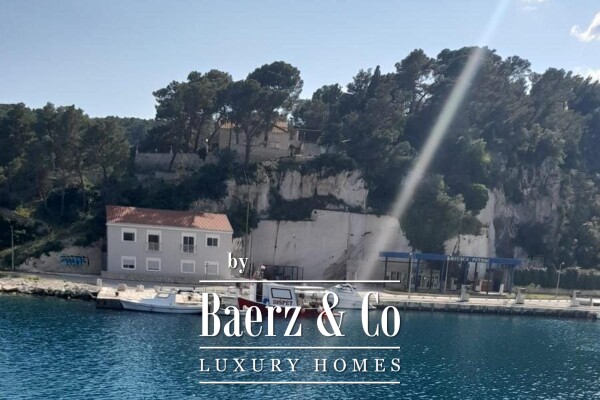 photo 2 Brač, Selca – seafront house with apartments and business premises