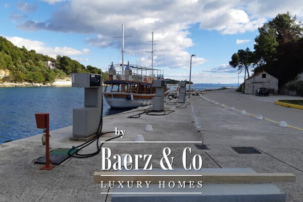 photo 13 Brač, Selca – seafront house with apartments and business premises