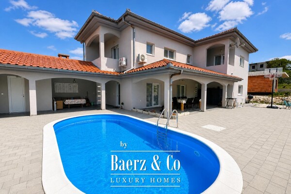 photo 3 Zadar, Rtina, house with swimming pool and three residential units, 200 m from the sea