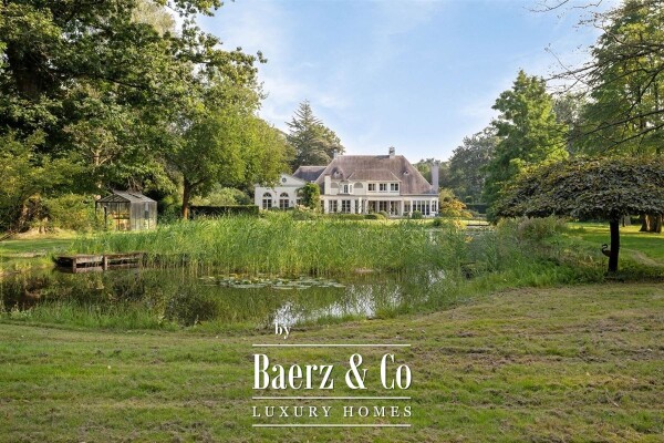 photo 1 Prachtige villa op uniek domein van 1ha grond met lift en binnenzwembad/Hamman!
